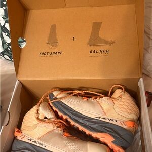 Altra Women’s Running Shoes – Size 7.5 (US) – Neutral / Trail Style